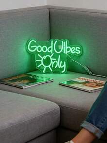 1 pieza Letrero de neón LED "Solo buenas vibras" con gráfico de sol, panel trasero de acrílico, alimentado por USB, luz decorativa de ambiente para colgar en la pared - luz verde - Ver 4