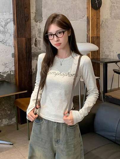 女士水钻装饰长袖T恤，修身剪裁，时尚百搭，适合初秋休闲场合