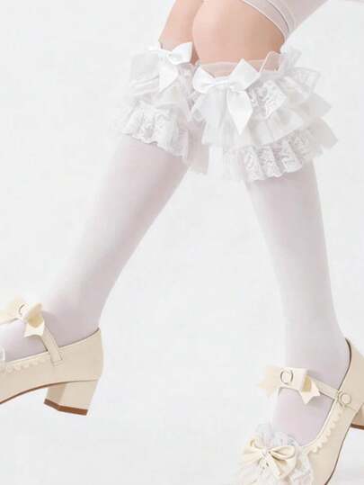 1双多层蕾丝蝴蝶结小腿袜，日式芭蕾舞风格，甜美百搭，适合芭蕾舞基础训练、芭蕾舞主题下午茶、圣诞派对、复活节装扮、五一音乐节、七夕约会、日常通勤、闺蜜购物、日式店铺逛街、街拍、毕业照等场合。