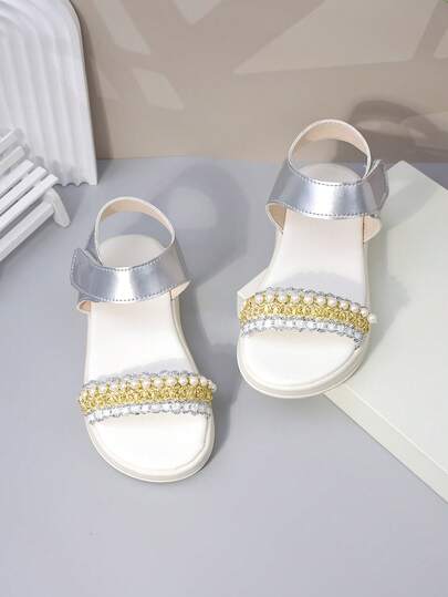 1双儿童银白色珍珠装饰人造革轻便露趾厚底凉鞋，节日庆典的迷人风格