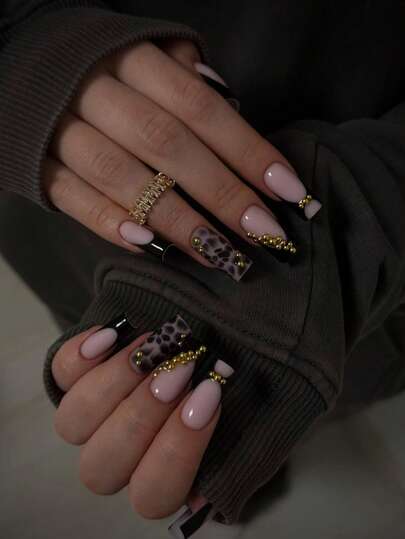 Zestaw 24 prostokątnych akrylowych nakładek na paznokcie, w tym czarne akrylowe tipsy z końcówką french, idealnie dopasowane i ozdobione małymi złotymi koralikami dla wygody noszenia. Zestaw zawiera: 1 butelkę kleju żelowego i 1 pilnik do paznokci, co ułatwia stworzenie francuskiego manicure. Idealne dla kobiet i dziewcząt, na co dzień, na imprezy i inne okazje.