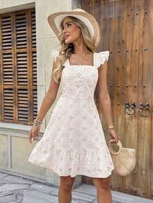 Vestido curto feminino casual e charmoso em formato A com decote quadrado, bordado e barra com babado.