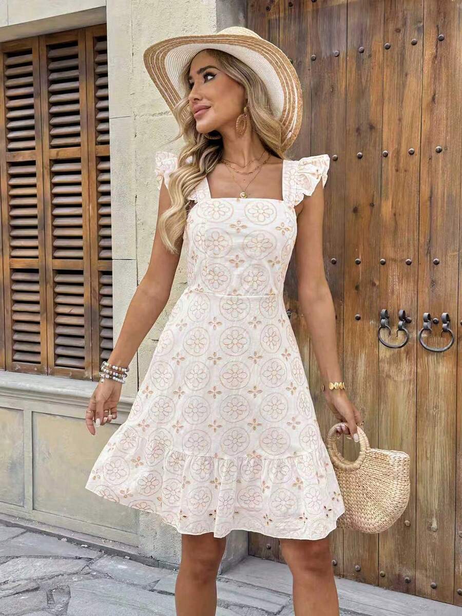 Vestido curto feminino casual e charmoso em formato A com decote quadrado, bordado e barra com babado.