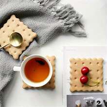 1 buah Tatakan Gelas Kayu Berbentuk Kue Kering - Alas Isolasi Panas Kayu Solid, Cocok untuk Cangkir Kopi, Teh, dan Mug - Tatakan Minuman Warna Kayu Alami - Dekorasi Meja Dapur dan Tempat Gelas yang Penting - Coklat - View 6