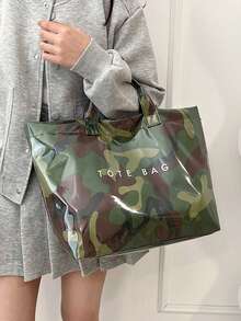 女士时尚手提包，PVC透明迷彩图案托特包，防水户外休闲包，大容量沙滩包，休闲风格，大容量，固定肩带，魔术贴封口，涤纶内衬，随机印花设计，适合工作和通勤 - 彩色 - 查看 4