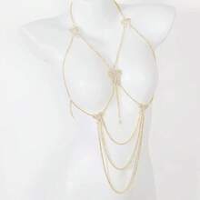 性感蝴蝶结比基尼上衣配身体链，适合海滩度假