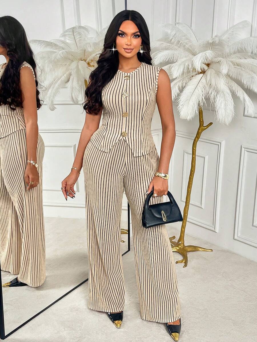 AIJ Amarilo 优雅通勤及派对女士无袖上衣和裤子套装，饰有精致金属纽扣，采用杏色和黑色条纹设计 - 杏色 - 查看 1