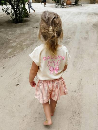 1件女童创意卡通装饰字母标语印花基础款圆领短袖T恤，休闲时尚女婴服装