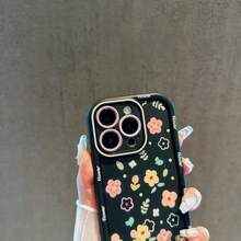 1 pieza funda de teléfono de moda de color negro con estampado de flores pequeñas de colores y marco de cámara azul, ideal para chicas modernas. Exterior de policarbonato duro resistente a golpes e interior de silicona suave para protección total. Resistente al agua y a caídas. Compatible con Apple  11 Pro Max, 12 Pro Max, 13 Pro Max, 14 Pro Max, 15 Pro Max, 16 Plus, 16 Pro Max,  Galaxy S21, S22, S23, S24 Ultra, Redmi Note 13, 14,  Pura 70, OPPO Reno 11, Honor X9,  Pixel 7. - Negro - Ver 4