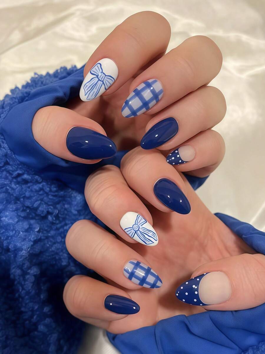 用24片杏仁形人造指甲片瞬间提升您的造型！优雅的蓝色法式风格，白色波点，蓝色蝴蝶结，粉色指甲，时尚的蓝色条纹，海军蓝人造指甲片，全覆盖式假指甲贴片，适合女性和女孩。包含1张粘合贴片和1个迷你指甲锉，果冻凝胶材质，随机发货。