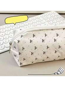 一款简约的黑色铅笔盒，饰以白色蝴蝶结，适合携带、存放和整理办公账单、学生作业，或用作夹子。它既是可爱的女生学生化妆包，又是大容量文具收纳袋，同时也是一个带有蝴蝶结装饰的铅笔盒，是返校季的完美之选。 - 彩色 - 查看 6