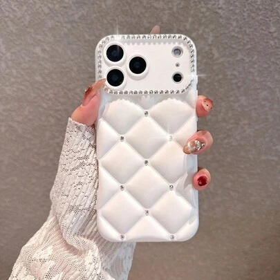 White Quilted Puffer Diamond Lattice Fashion Phone Case White Quilted Puffer Rhinestone Diamond Studded Bling Wristband Transparent Full-Coverage Anti-Drop Fashion Phone Case Compatible With Apple 17 Pro Max/17 Pro/17 Air/17/16 Pro Max/16/16 Pro/16 Plus/16E/15/15 Pro Max/15 Pro/15 Plus/11/12/13/14/14 Pro Max/14 Pro/13 Pro Max/XS/XS Max/XR/7 Plus, Elegant Birthday Anniversary Gift Case Spring Gift