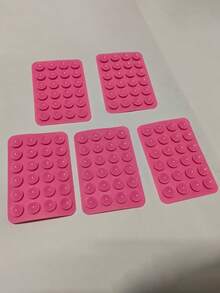 قطعة واحدة حامل هاتف سيليكون متعدد الاستخدامات مربع الشكل ب- 24 فتحة، مع إلصاق قوي مناسب لسيناريوهات متعددة، يمنع سقوط الهاتف