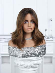 Tóc giả xoăn gợn sóng dài vừa phải màu nâu 20 inch có mái, được làm từ chất liệu tổng hợp chịu nhiệt, phù hợp cho nữ, phụ kiện thời trang, quà tặng ngày lễ, thích hợp cho sử dụng hàng ngày, dự tiệc hoặc du lịch nghỉ lễ. - màu nâu - Xem 3