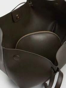 这款人气小众真皮女士包采用柔软褶皱设计，肩背，大容量，适合通勤、母子出行、手提，深棕色纯色PU材质，顶部强力磁扣，双提手，侧边按扣可调节包型，信封式设计方便收纳整理。 - 咖啡 - 查看 2