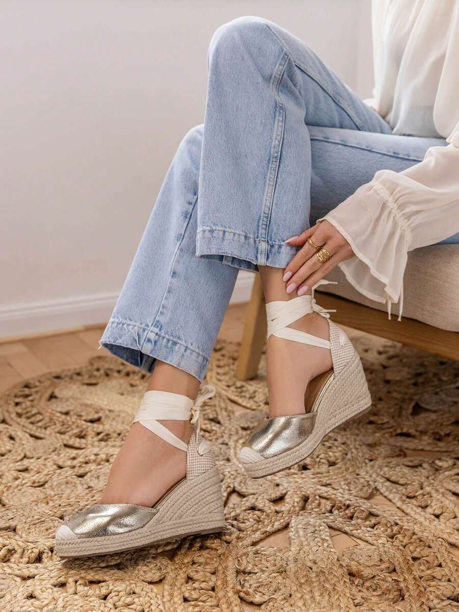 女士金色坡跟凉鞋，适合度假穿着，系带设计，坡跟编织鞋面，金属踝带，夏季度假金色坡跟鞋，充满波西米亚风情，复古田园风，法式鞋履 - 金色 - 查看 1