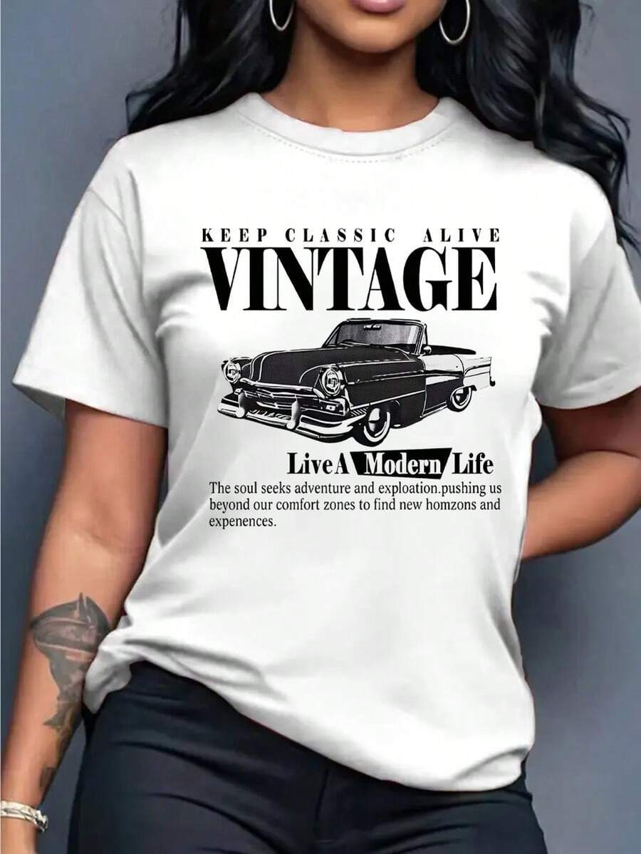 Esta camiseta blanca para mujer presenta un elegante estampado de letras de automóvil y un estilo informal y cómodo, perfecto para una cita romántica, una salida con tu ser querido o una tarde tranquila en la plaza. - Blanco - Ver 1