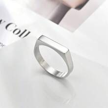 1枚男女通用极简钛钢印章戒指，简约设计，扁平雕刻图案，素面情侣不锈钢戒指 - 方塊形 - 查看 2