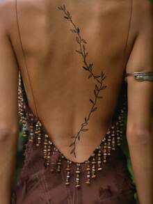 性感线条风格人体彩绘纹身贴纸，适用于背部、腰部、脊柱等部位，图案包括月亮、心形、花朵、几何图形和树叶。防水仿真纹身，可持续2-5天，可贴于手臂、肩膀、胸部、腰部、背部、脊柱和腿部。是节日、婚礼、度假、派对礼物、音乐节、情人节和身体装饰的完美之选。 - 黑色 - 查看 8