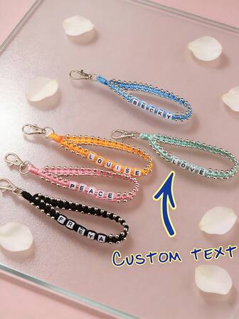 カスタマイズキーホルダー、ミニマリストでパーソナライズされたCCB製小さな銀ビーズ、黒白の四角ビーズ、文字ビーズキーホルダーペンダント、名前、スローガン、場所、日付、アルバム名、コンサートグッズなどをカスタマイズ可能、誕生日、バレンタインデー、記念日、父の日、母の日、彼女、彼氏、友人へのギフトに最適
