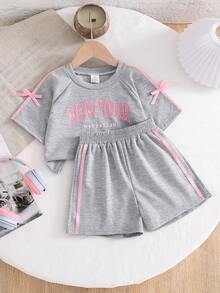 Bộ 2 món cho bé gái mùa hè, gồm áo tay ngắn và quần short in chữ dễ thương, trang phục thường ngày đa năng cho bé khi đi nghỉ mát, áo màu xám phối hồng, quần short cạp chun có nơ. - Màu Xám nhạt - Xem 1