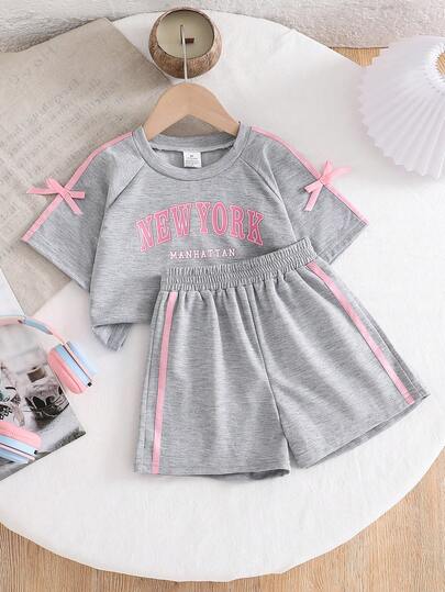 2件套女童夏季字母印花甜美基础款短袖上衣和短裤套装，儿童百搭休闲度假装，灰色T恤搭配粉色撞色设计，蝴蝶结装饰松紧腰短裤
