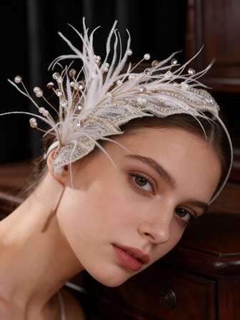 1件手工刺绣羽毛新娘头饰，是摄影、旅行和各种场合的理想配饰