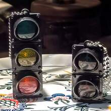 最新款迷你红绿交通灯钥匙扣、背包挂件、可爱行人信号灯玩具 - 生日礼物、圣诞礼物、派对礼品、最佳礼物 - 彩色 - 查看 3