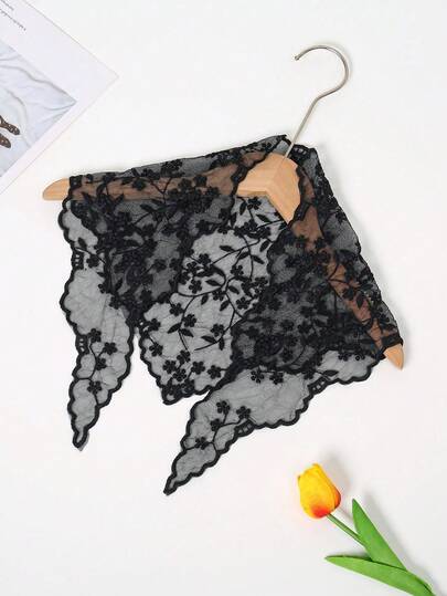 1条蕾丝花边三角巾，可作包包装饰或发圈