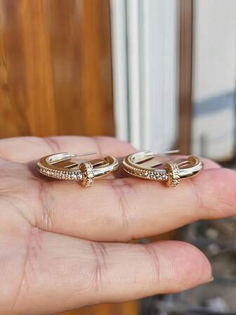 2只镶嵌立方氧化锆的时尚几何设计优雅高端耳环，女士款