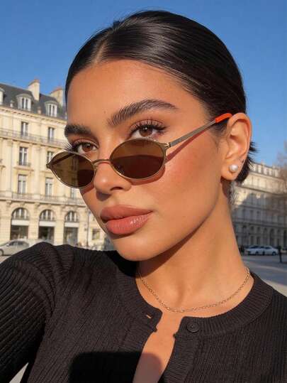 一副椭圆形小框时尚眼镜，精致优雅，百搭复古风，适合日常佩戴、度假、校园风、夏季海滩装扮等场合，是女士配饰的理想之选。