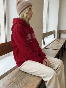 Sudadera hoodie sweatshirt dama mujer gorro capucha  manga larga de la frase "LOS ANGELES" en tipografía moderna,con capucha ajustable mediante cordones y bolsillo tipo canguro, ideal para un look juvenil, urbano, cómodo, deportivo y moderno en cualquier temporada del año - Burdeos - Ver 4