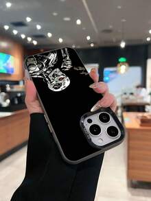 Estuche para teléfono con esqueleto de robot fumando Compatible con estuches para teléfonos   17  16 Pro Max  15 Pro Max  13 y  12 Presenta un efecto metálico vibrante Resistente a rayones Un gran regalo para familiares, amigos, seres queridos, novios/novias y para Navidad - Negro - Ver 4