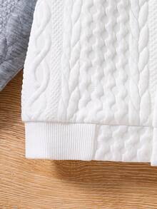 Conjunto feminino estilo motociclista com jaqueta texturizada bordada com a letra M em estilo colorblock e saia com botões em colorblock, ideal para outono/inverno. - Branco - Ver 5