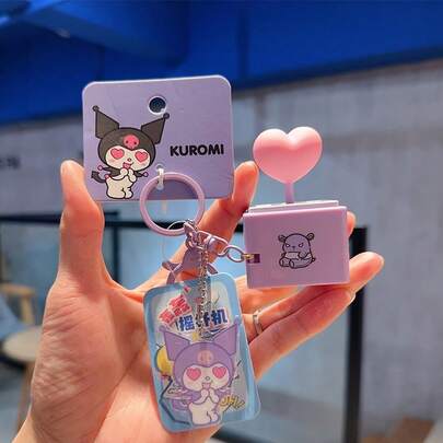 Llavero de la serie Family Joystick, bonito llavero con personaje de dibujos animados, periférico de anime kawaii, colgante portátil para bolso, decoración de mochila, accesorio de moda para uso diario, regalo de vacaciones para amigos y fans, pequeño adorno coleccionable para viajes transfronterizos.