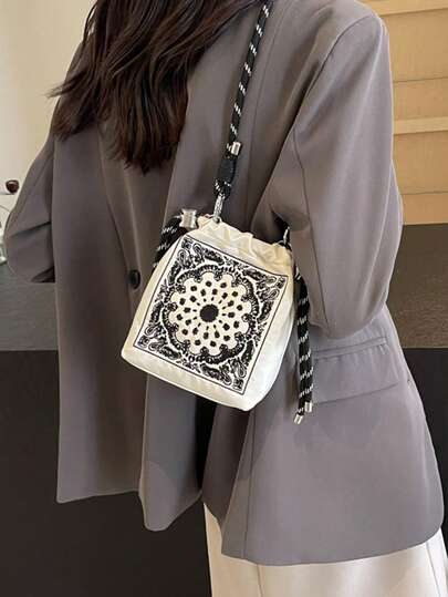 可爱刺绣帆布水桶单肩斜挎包，防水尼龙时尚手提包，腰果花刺绣，可拆卸肩带