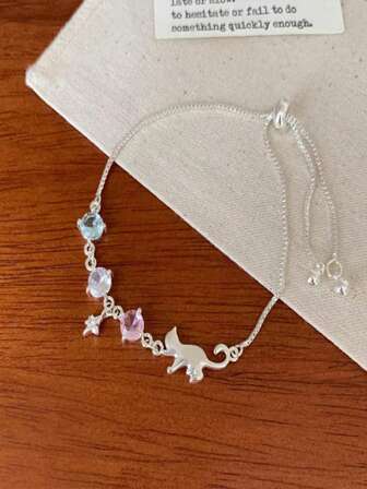 1条精美可爱猫形彩色锆石装饰可调节手链，是送给朋友、情侣或生日的理想珠宝礼物。