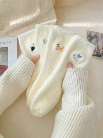 4 par korallfleecestrumpor för kvinnor, fluffiga mjuka söta tecknade tjocka varma sovsokor, blandade
