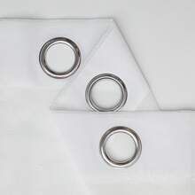 El tul blanco puro brillaba con la suave calidez de la luz del sol. - Blanco - Ver 2