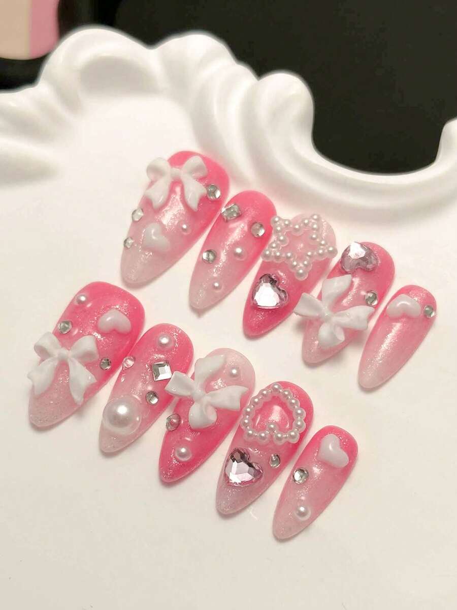 Bộ 10 móng giả dán thủ công, hình hạnh nhân cỡ trung bình, móng tay ngày Valentine, móng tay màu hồng lãng mạn, móng tay dễ thương, móng tay nơ trắng đính ngọc trai hình trái tim, móng tay ombre hồng, móng tay đính pha lê hình trái tim hồng, móng tay kiểu ballet, móng giả có thể tháo rời, móng tay hình hạnh nhân, móng giả dán tái sử dụng, dụng cụ làm móng, bộ dụng cụ làm móng, thích hợp cho tiệc tùng, khiêu vũ, sử dụng hàng ngày, tụ họp sinh viên, kèm theo gel dẻo và dũa móng, phụ kiện làm móng DIY. - Hồng - Xem 1