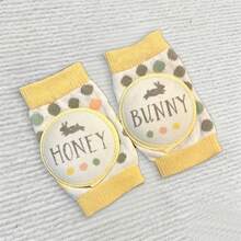 Demdaco Easy Kneezies 婴儿护膝，新款爬行款，白色和黄色兔子图案 - 彩色 - 查看 4