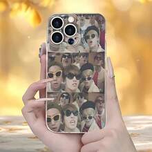 Miembros de  con gafas de sol y múltiples vistas de cámara. Esta elegante funda es compatible con los modelos  16, 15, 14 Pro Max, 13, 12, 11, XR y XS Plus. Fabricada en silicona TPU, ofrece protección contra golpes y caídas, además de una sensación superior. Es un regalo ideal para familiares, amigos y seres queridos, y una opción perfecta para Navidad. - transparente - Ver 1