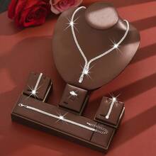 一套女士首饰、一套银饰、一件镶嵌着珍珠和宝石的精美婚纱，以及一系列适合日常佩戴和各种派对场合的西式水晶配饰。