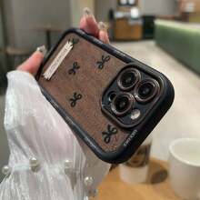 1 pieza funda de teléfono de moda de color marrón con diseño de lazo negro, incluye una etiqueta blanca con la palabra "bowknot" y texto decorativo "lucky lu", ideal para chicas modernas. Material exterior de policarbonato duro resistente a golpes con marco de cámara negro, interior de silicona suave que absorbe impactos. Protección completa contra salpicaduras de agua y caídas. Compatible con Apple  11 Pro Max, 12 Pro Max, 13 Pro Max, 14 Pro Max, 15 Pro Max, 16 Plus, 16 Pro Max,  Galaxy S21, S22, S23, S24 Ultra, Redmi Note 13, 14,  Pura 70, OPPO Reno 11, Honor X9,  Pixel 7. - Negro - Ver 4