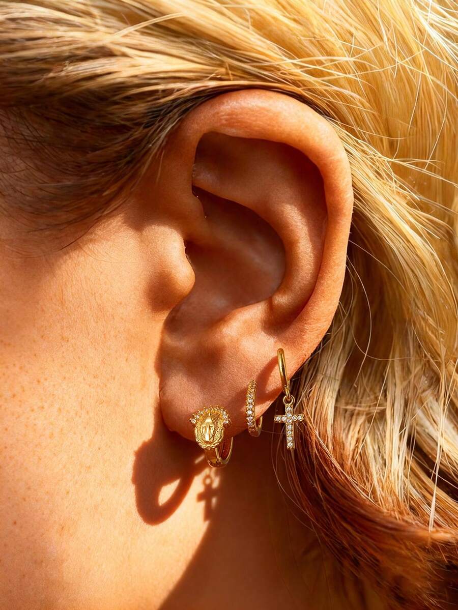 Conjunto de 6 brincos modernos em cobre banhado a ouro 18K com cruz e imagem da Virgem Maria em zircônia artificial. Perfeitos para uso diário e um ótimo presente para amigas em datas comemorativas e aniversários. - Ouro amarelo - Ver 1