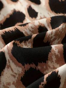 这款豹纹拼接长裤采用褶裥腰带设计，散发出优雅休闲的度假气息，适合春、夏、秋季穿着，展现您的时尚品味。 - 卡其色 - 查看 4