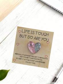 一张心形礼品卡兼贺卡，饱含爱意，搭配小饰品（或钥匙扣），是送给男士的创意贴心礼物。卡片采用口袋式设计，印有鼓励、安慰（或个性化）的祝福语，为您的礼物增添独特的个人心意。