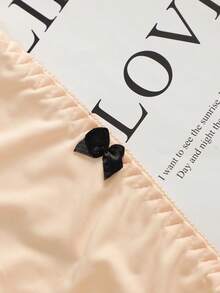 1套女士蕾丝钢圈聚拢文胸和内裤套装