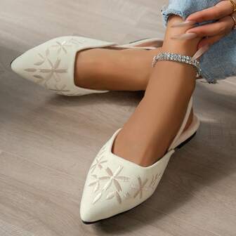 2026 Vårnya broderade snörningspetsiga platta sandaler, svarta franska stil stängda tåskor för kvinnor