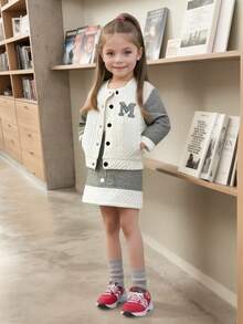 Conjunto feminino estilo motociclista com jaqueta texturizada bordada com a letra M em estilo colorblock e saia com botões em colorblock, ideal para outono/inverno. - Branco - Ver 3